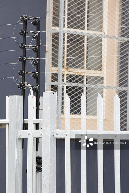 南非开普敦的铁丝网安全防护图片素材