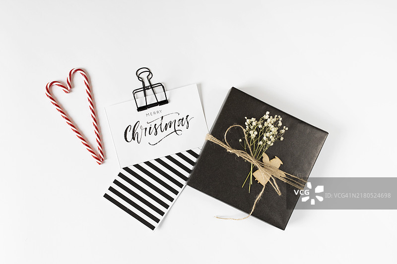 带有圣诞节铭文纸的小礼盒图片素材