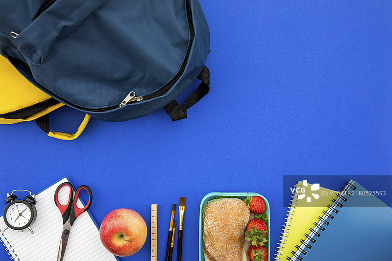 带午餐盒的书包和学习用品图片素材