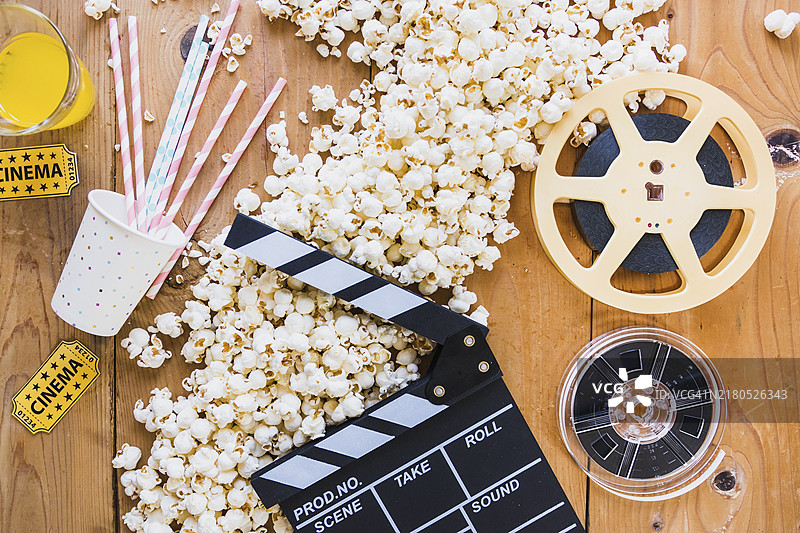 爆米花电影院物品的创意布局图片素材