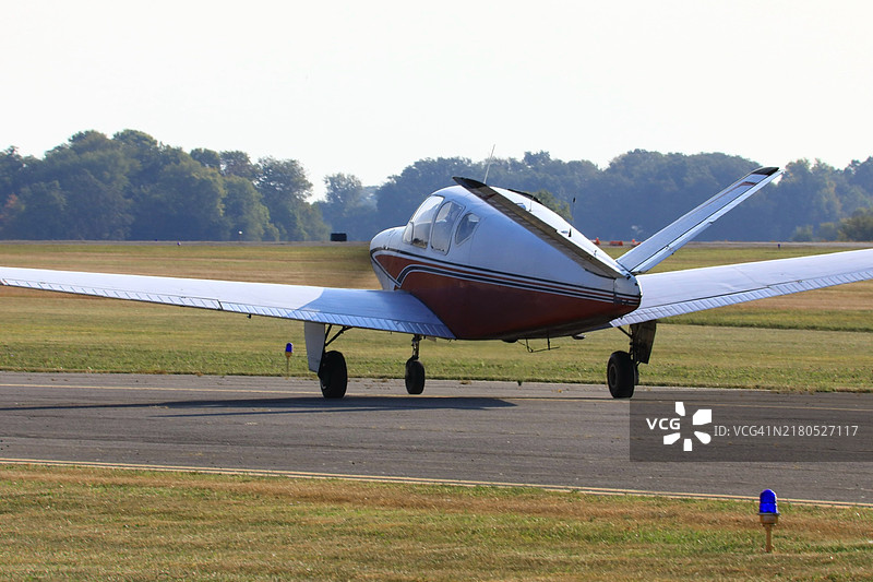单发飞机准备起飞图片素材