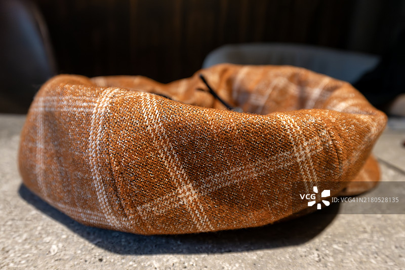 乡村木桌上的棕色格子帽特写图片素材