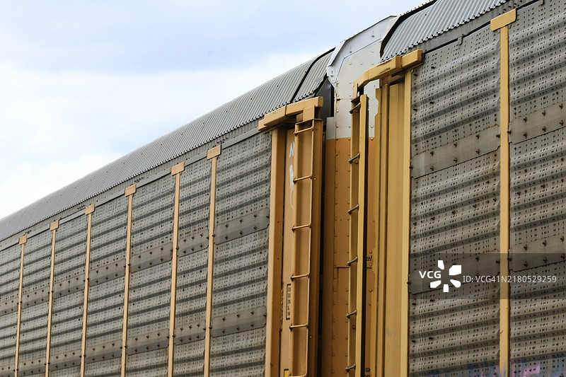 用于汽车运输和交付的铁路货运列车车厢图片素材