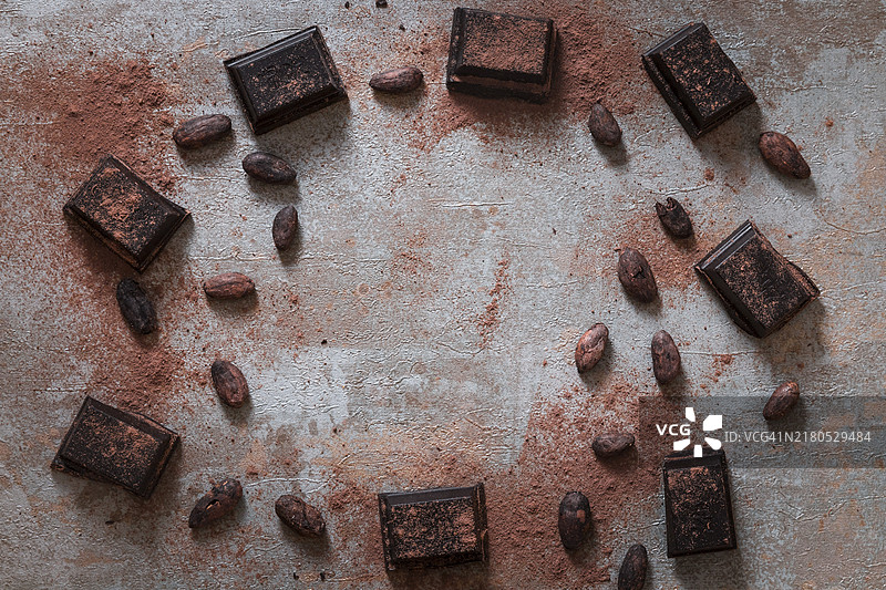 可可粉生豆碎巧克力块俯视图图片素材
