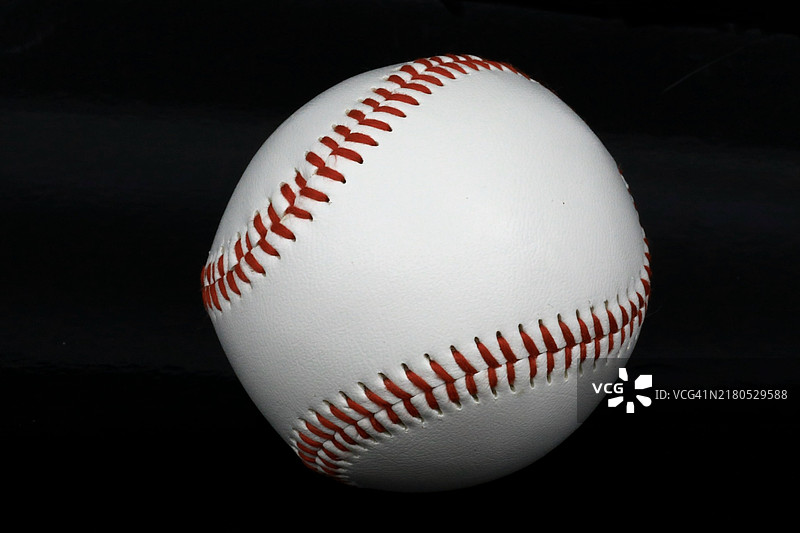 黑色背景下的棒球图片素材