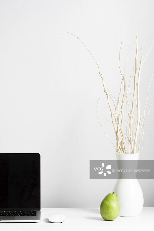 带花瓶和笔记本电脑的办公场所组合图片素材
