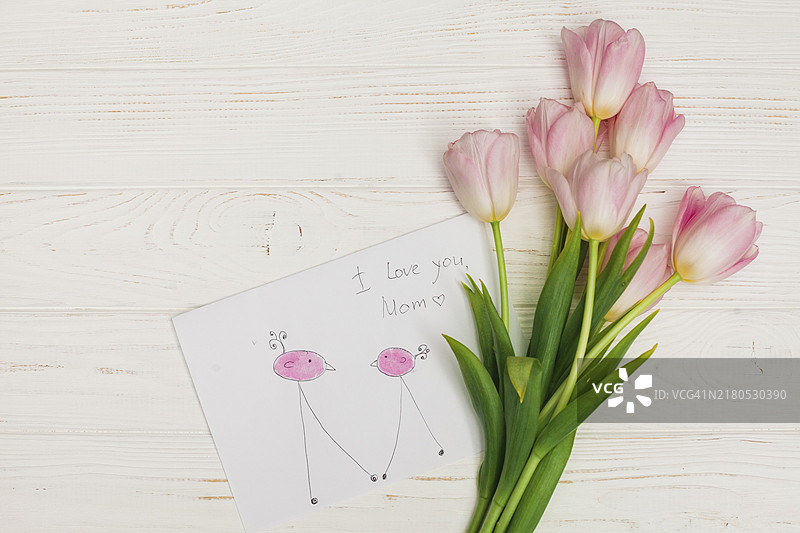 儿童绘画风格的木桌花束图片素材