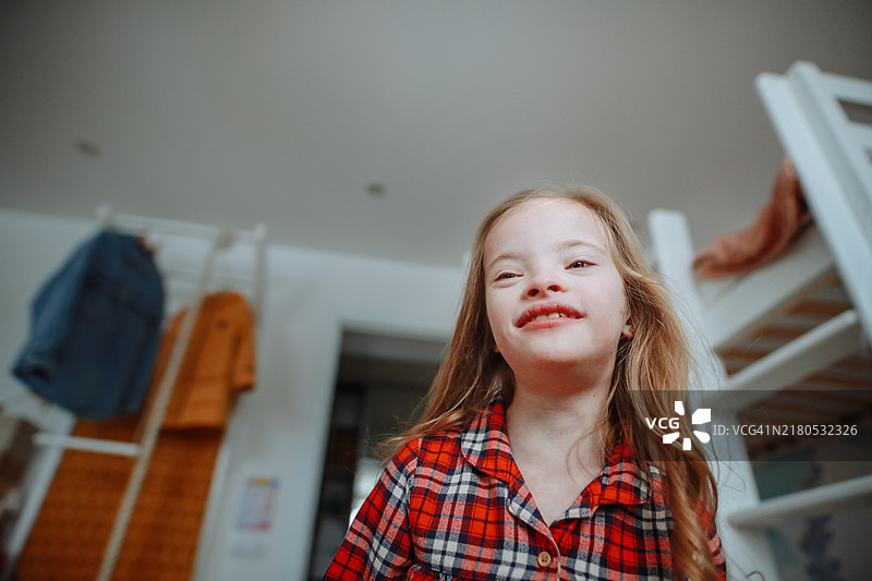 儿童的精美肖像，在舒适的家庭环境中展示她充满活力的个性和金色头发图片素材