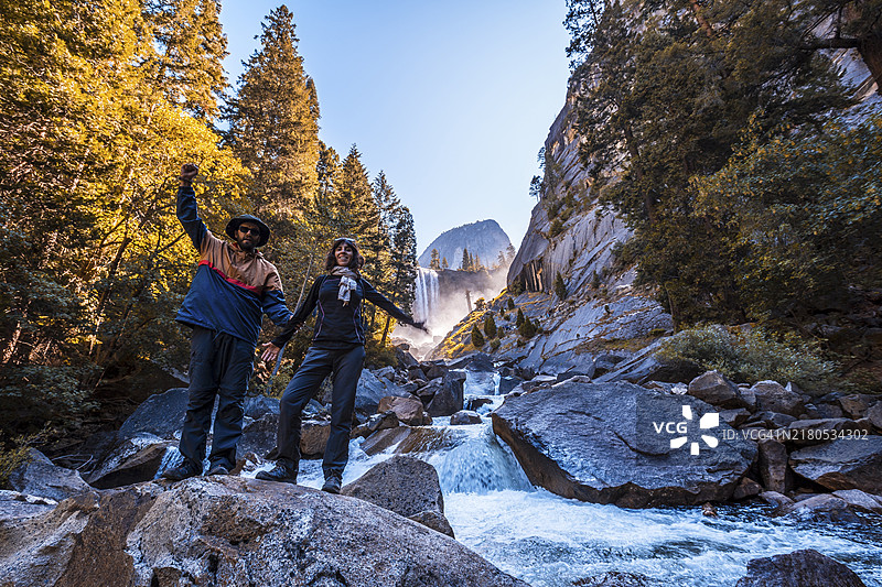优胜美地国家公园弗纳尔瀑布情侣图片素材