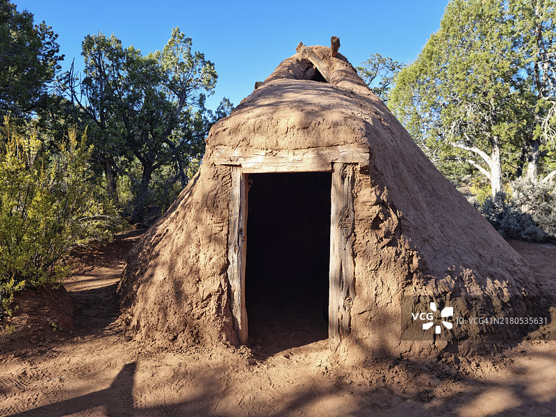 亚利桑那州纳瓦霍国家纪念碑的传统纳瓦霍霍根图片素材