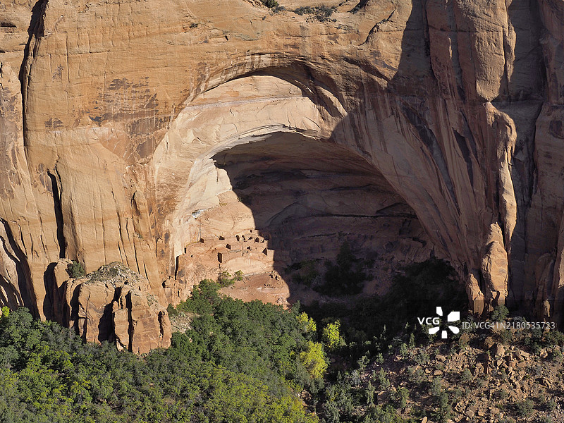 亚利桑那州纳瓦霍国家纪念碑的贝塔塔金悬崖住所（岩架屋）图片素材