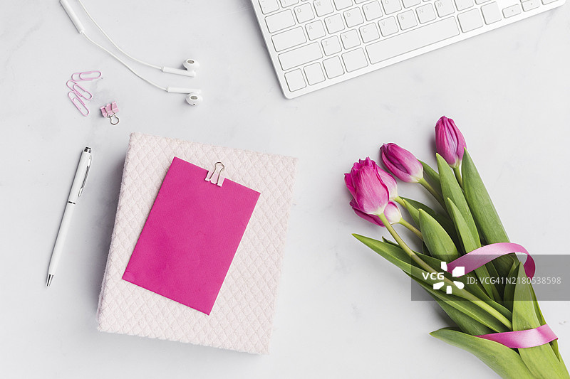 附带空白卡的郁金香花束图片素材