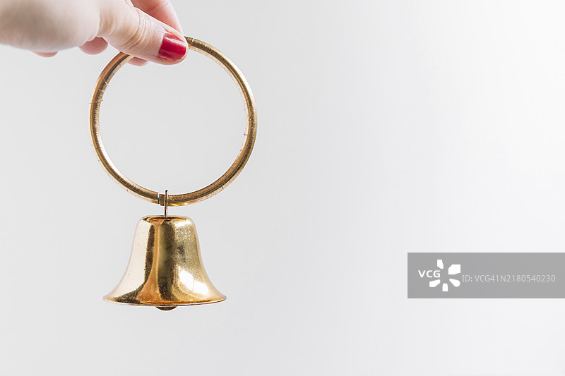 手持小铃铛的女人图片素材