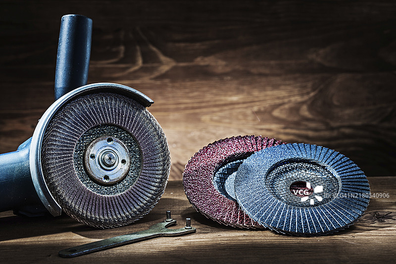 研磨工具角磨机，带有使用过的和新的缺陷盘图片素材
