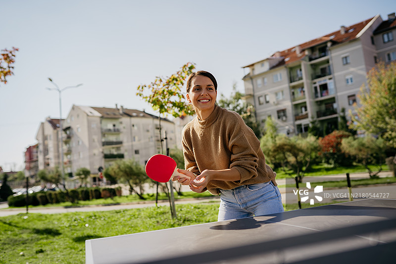 在公共公园打乒乓球图片素材
