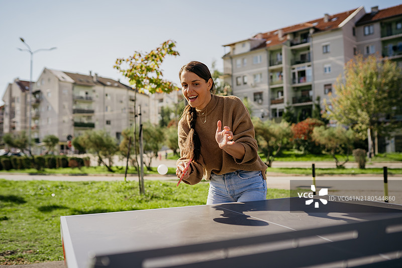 在公共公园打乒乓球图片素材