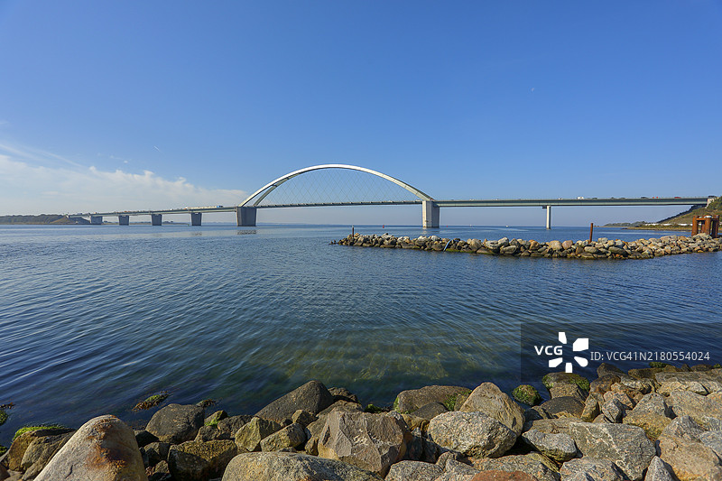 费马恩海峡大桥,连接波罗的海的费马恩岛和格罗森布罗德附近的大陆,位于德国石勒苏益格-荷尔斯泰因州东荷尔斯泰因图片素材