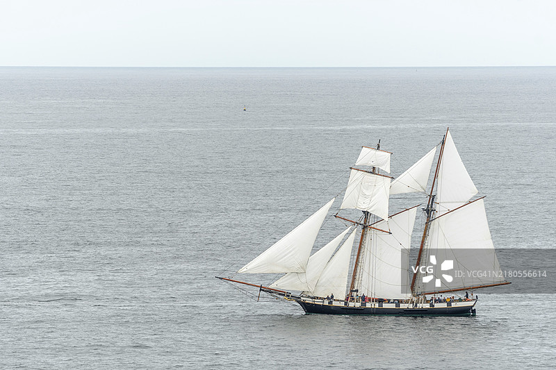 大西洋海湾中的大型古老传统帆船图片素材