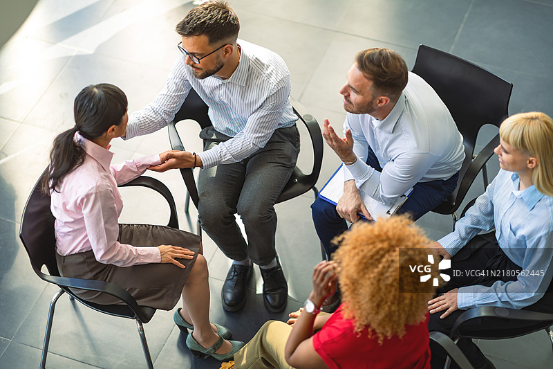 专业会议空间中的团队合作图片素材