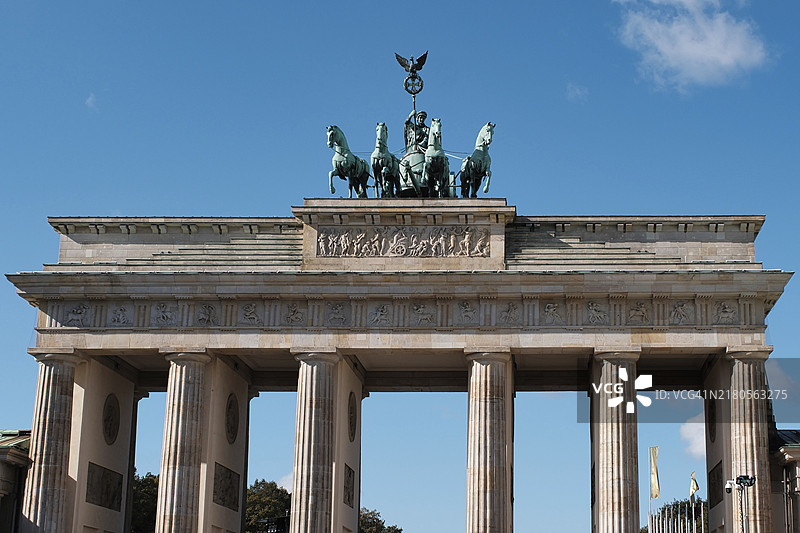 带有四轮马车的柏林勃兰登堡门，德国柏林，欧洲图片素材