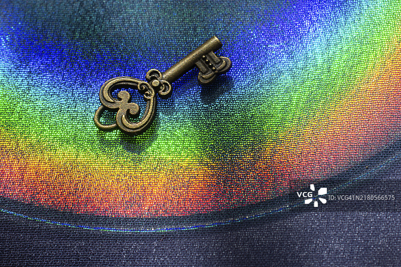复古钥匙，古董钥匙，彩色织物背景上的复古钥匙图片素材