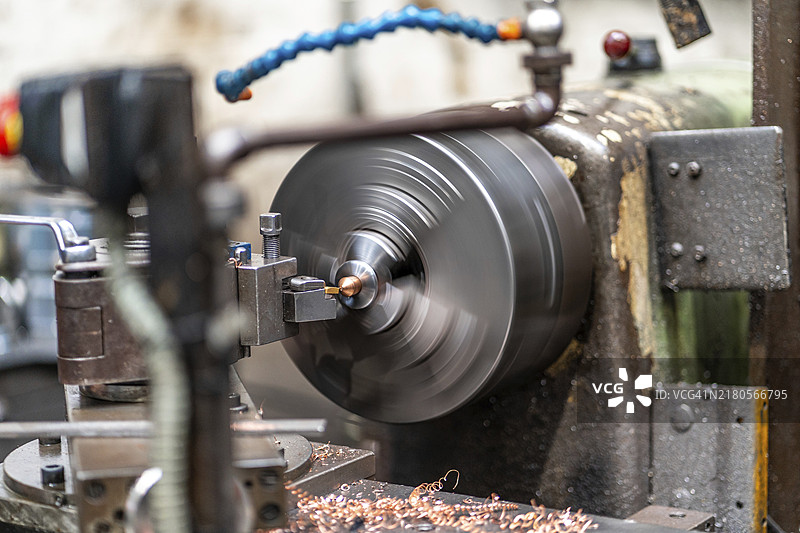 数控行业金属工业厂房，数控车床加工图片素材