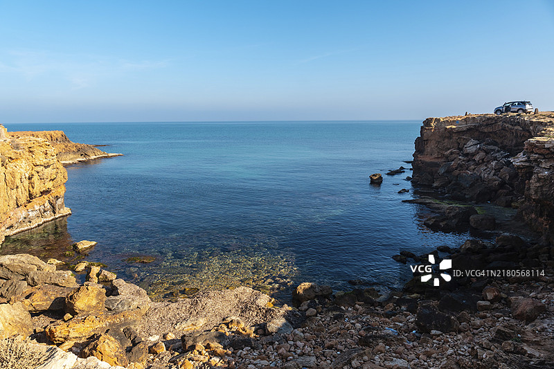 托雷维耶哈洛斯洛科斯海滩旁的甘博特海湾，位于西班牙巴伦西亚自治区阿利坎特的地中海白色海岸图片素材