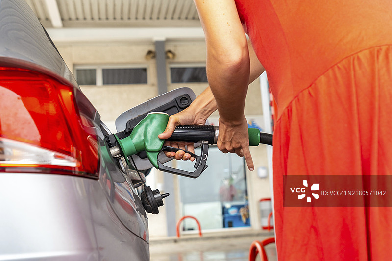 在燃料危机和高油价的情况下，在加油站加汽油或柴油图片素材