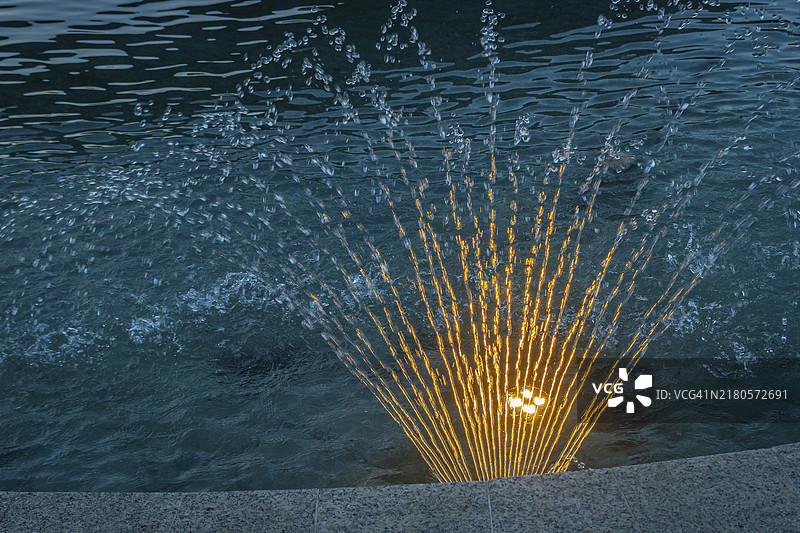 发光喷泉水流，黄色水体，波兰克维曾图片素材