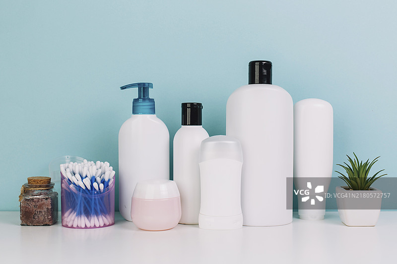 化妆品瓶子旁的植物棉签图片素材