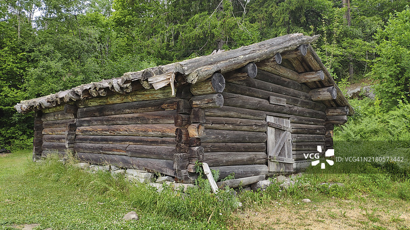 挪威泰勒马克郡的古老建筑，草地，蓝天和村庄图片素材