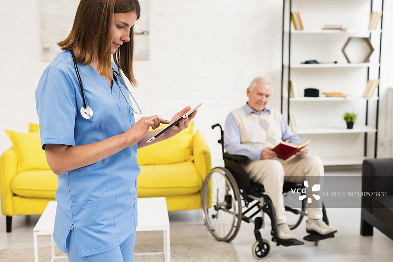 中景护士查看平板电脑图片素材
