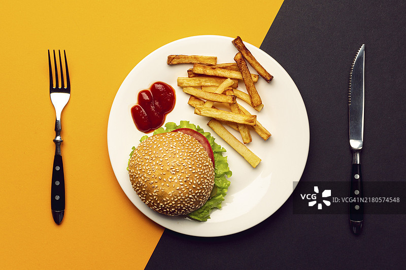 汉堡和炸薯条顶视图图片素材