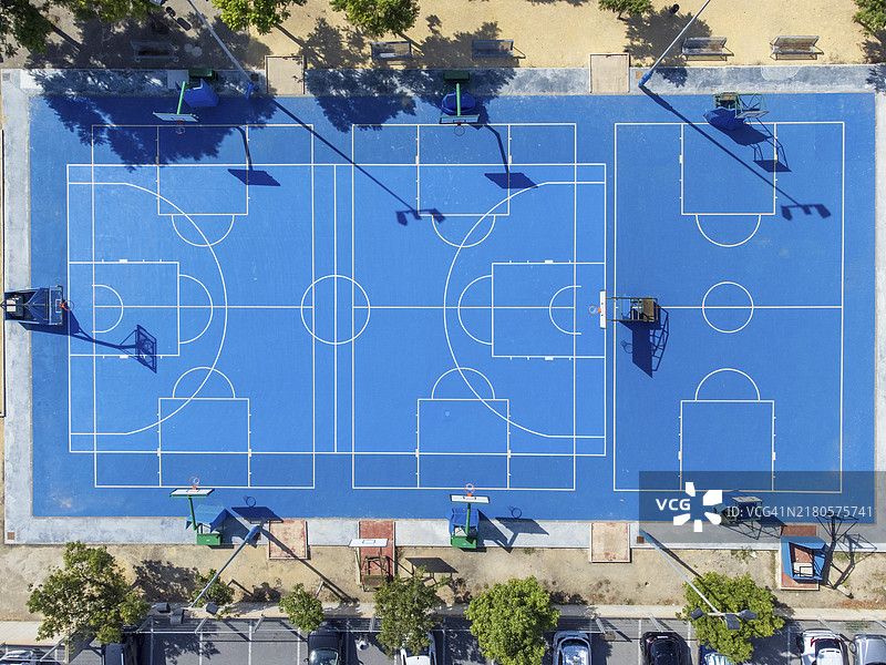 蓝色室外篮球场的航拍图片素材
