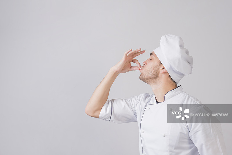 做美味手势的厨师肖像图片素材