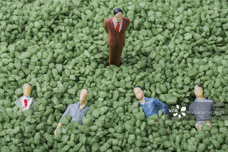 绿色沙中小人偶组合图片素材