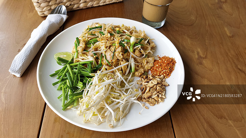 泰式猪肉炒粉的俯视图：正宗泰国当地美食图片素材