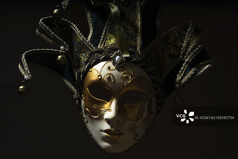 意大利威尼斯狂欢节面具，黑色背景左侧光图片素材