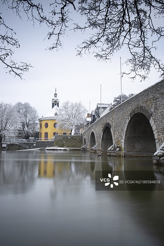 冰雪覆盖的河畔城市全景：拉恩河，韦茨拉尔图片素材