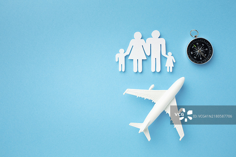 纸模家庭概念俯视图与指南针图片素材