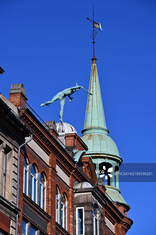 哥本哈根丹麦Købmagergade街屋顶上的水星雕像图片素材