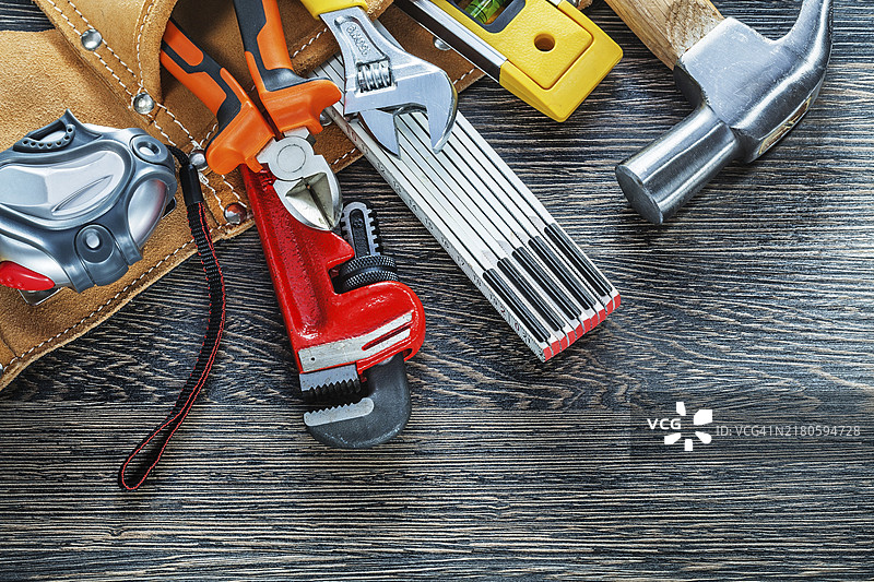 猴子扳手、锤子、水平仪、活动扳手、卷尺、工具带中的木尺图片素材