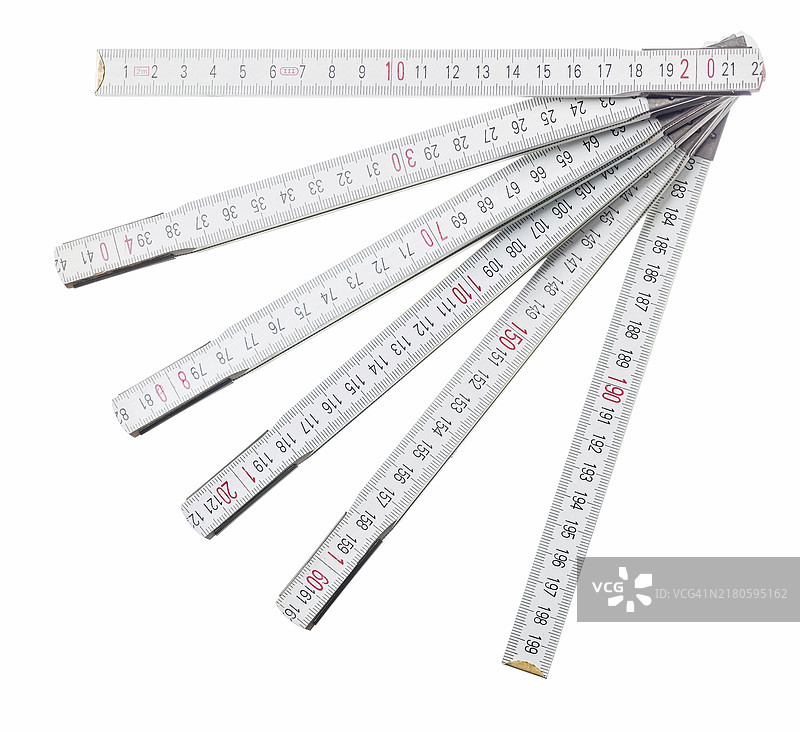 白色背景前的建筑木材测量图片素材