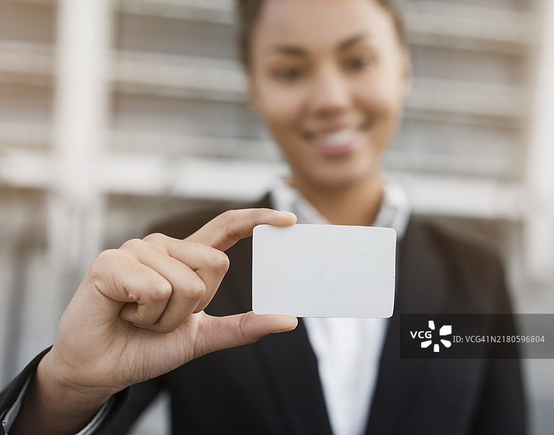 女人手持名片样机图片素材