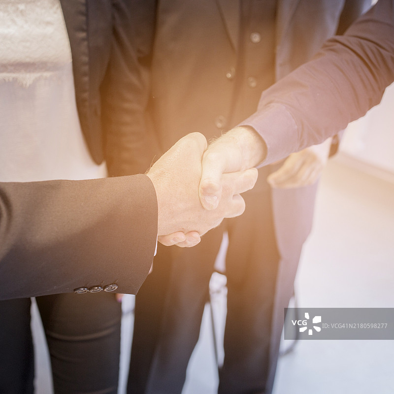 两位商人握手俯视图图片素材