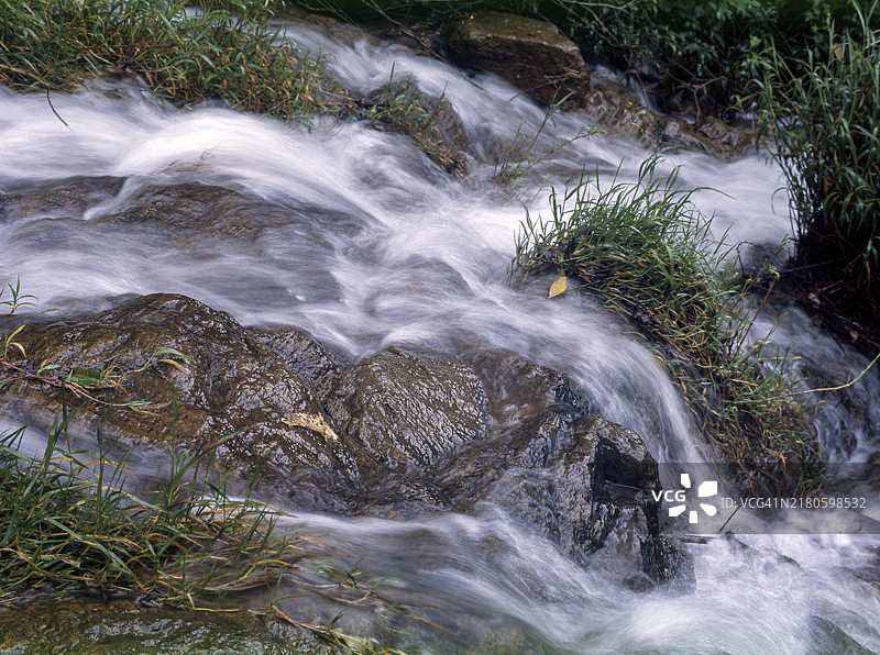 印度喀拉拉邦西高止山脉的溪流风光图片素材