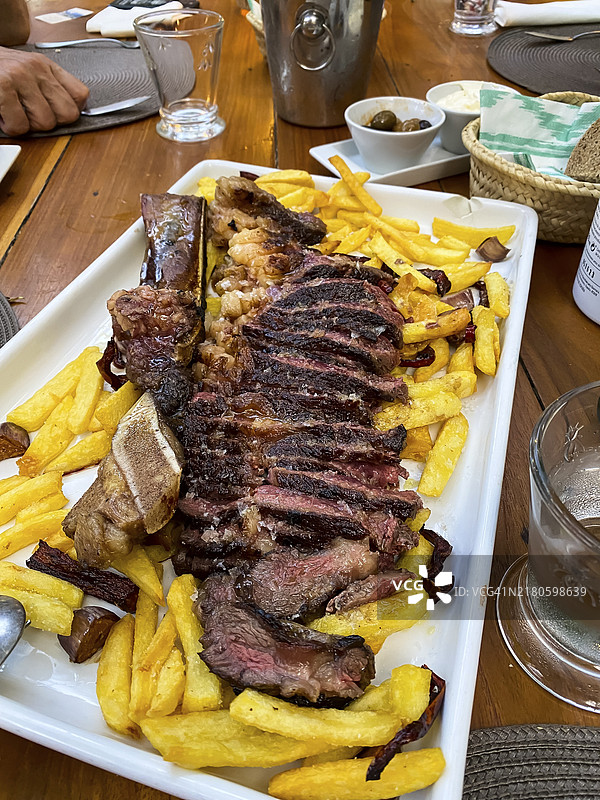 配薯条的斧头牛排切片图片素材
