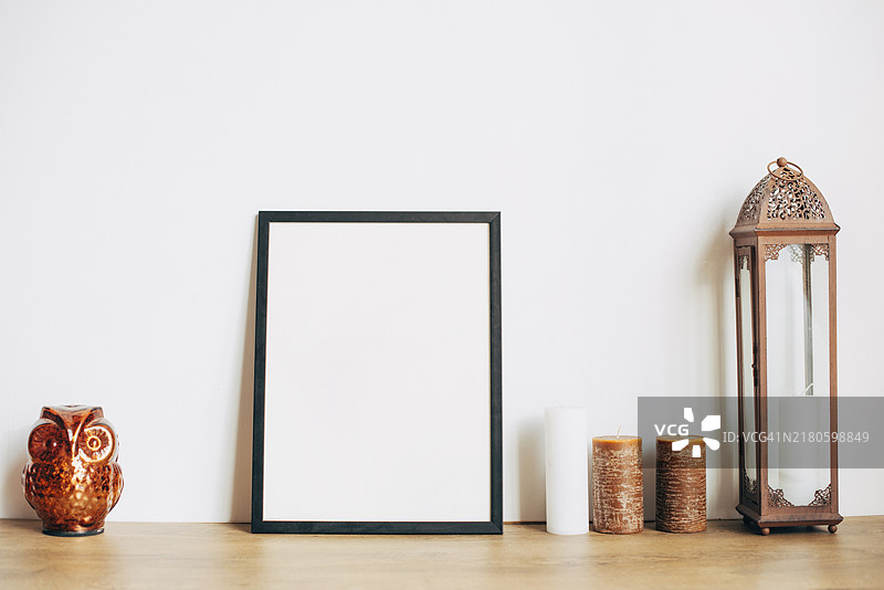 蜡烛和猫头鹰纪念品旁的空白相框图片素材