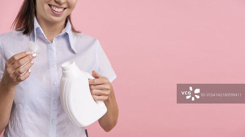 女人手持洗衣液瓶特写图片素材