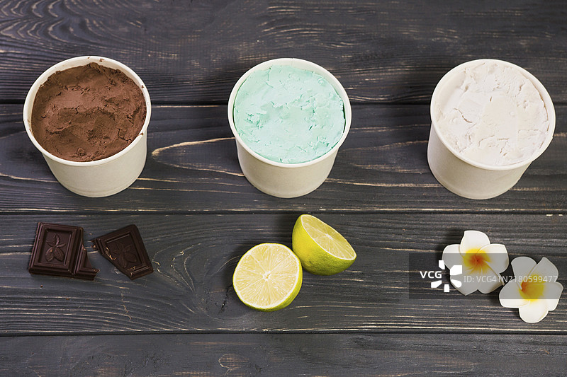 美味的那不勒斯冰淇淋白色容器图片素材